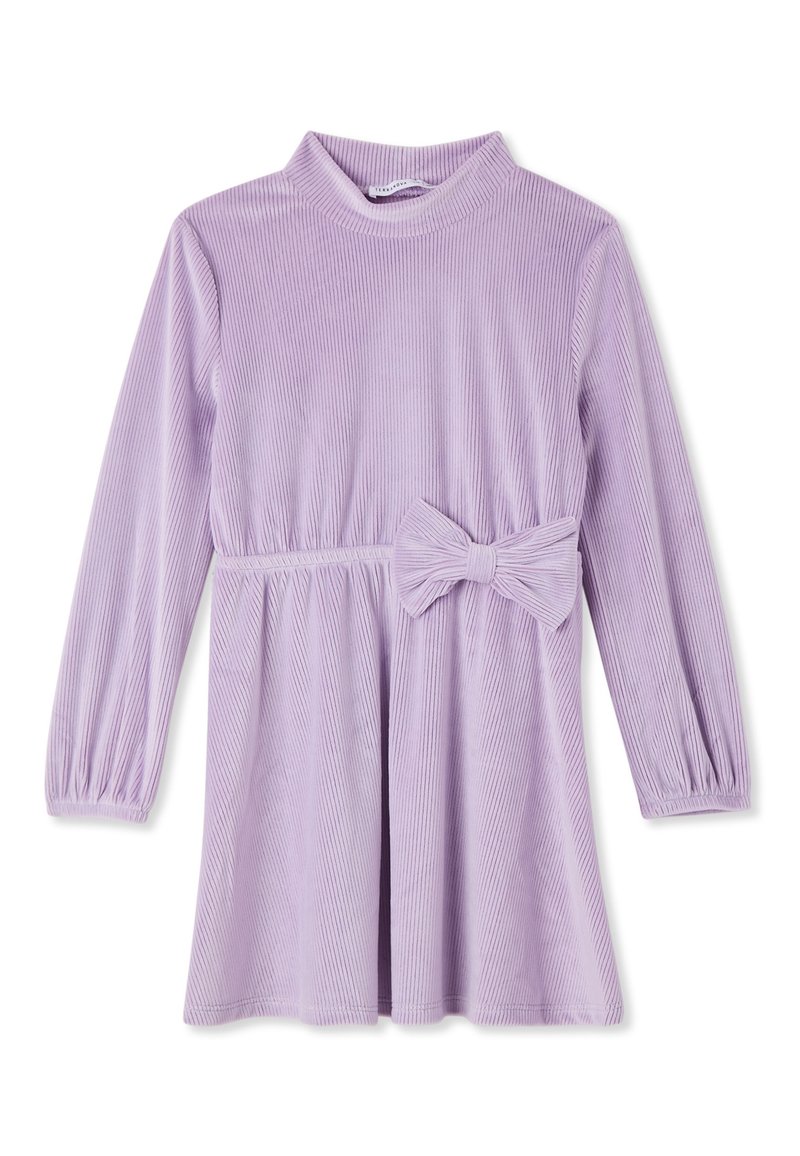 Liliowa, prążkowana sukienka z długim rękawem, z kołnierzykiem typu mock, marszczonym w pasie oraz bocznym detalem w postaci kokardy, wykonana z miękkiej, teksturowanej tkaniny.