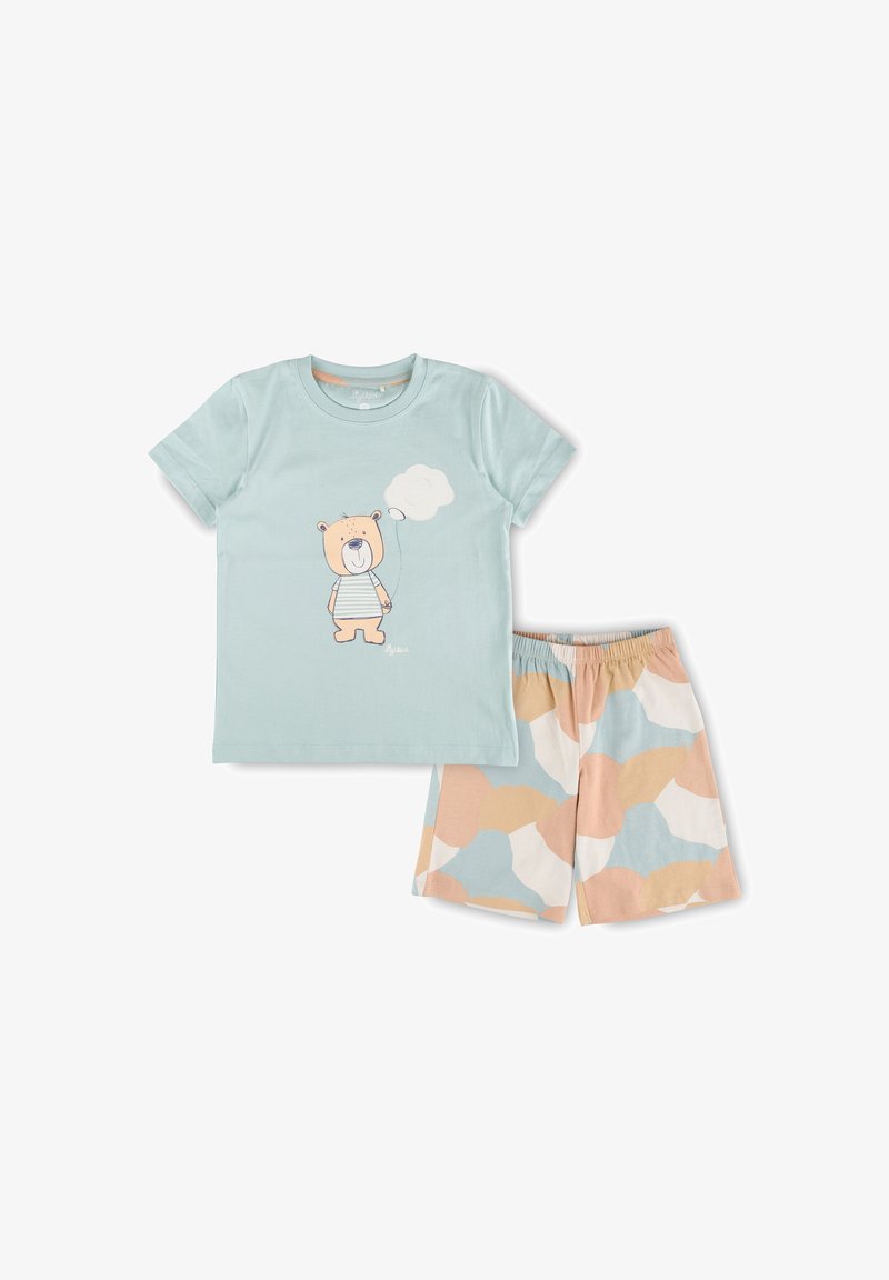Hellblaues Baumwoll-T-Shirt mit Bärenmotiv und Wolkendesign, kombiniert mit gemusterten Shorts in sanften Farben wie Pfirsich, Blau und Creme.