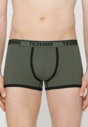 Olivgrüne Boxer-Shorts mit einem schwarzen elastischen Bund, der mit "TEZENIS" beschriftet ist. Verfügt über kontrastierende Nähte und eine konturierte Tasche.