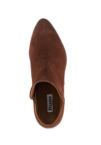 Bottine en suede marron avec un bout pointu et fermeture éclair sur le côté. Surface texturée et doublure intérieure lisse. Logo Dune visible à l'intérieur.