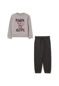 Grijze sweatshirt met de tekst "PUNK" en "ALIVE", met een cartoon-egel. Donkergrijze joggers met elastische tailleband en taps toelopende cuffs.