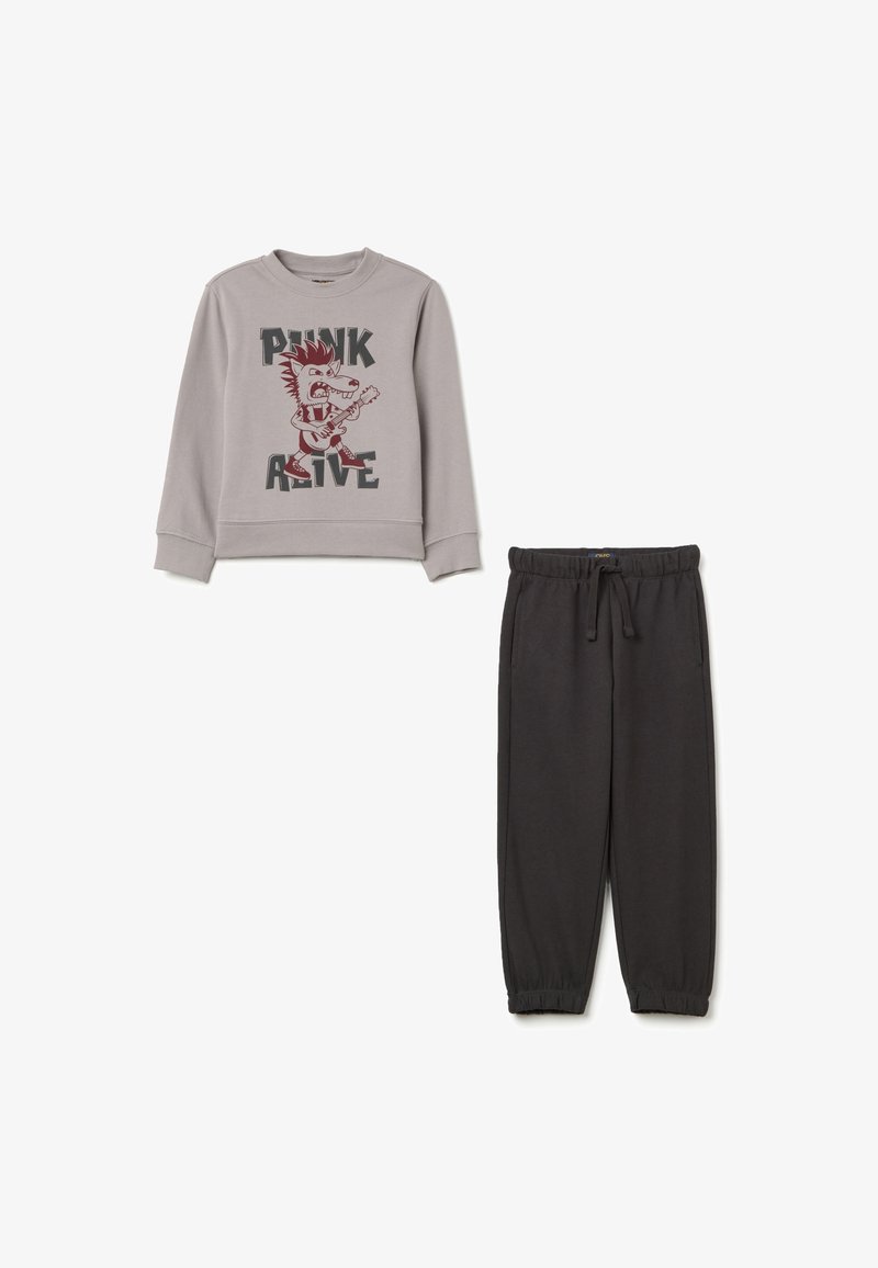 Grijze sweatshirt met de tekst "PUNK" en "ALIVE", met een cartoon-egel. Donkergrijze joggers met elastische tailleband en taps toelopende cuffs.