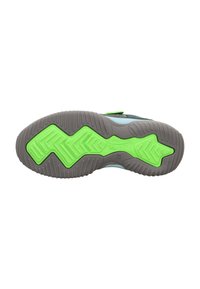 Graue Schuhsohle mit grünen Gummielementen, ausgestattet mit einem strukturierten Profilmuster für besseren Halt. Obere Materialien in Blau und Dunkelgrau sind an den Rändern sichtbar.