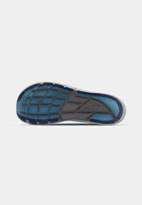 Semelle de sneaker avec un design texturé en bleu et gris. Les motifs de la semelle offrent une adhérence, avec des sections marquées pour la flexibilité et le soutien.