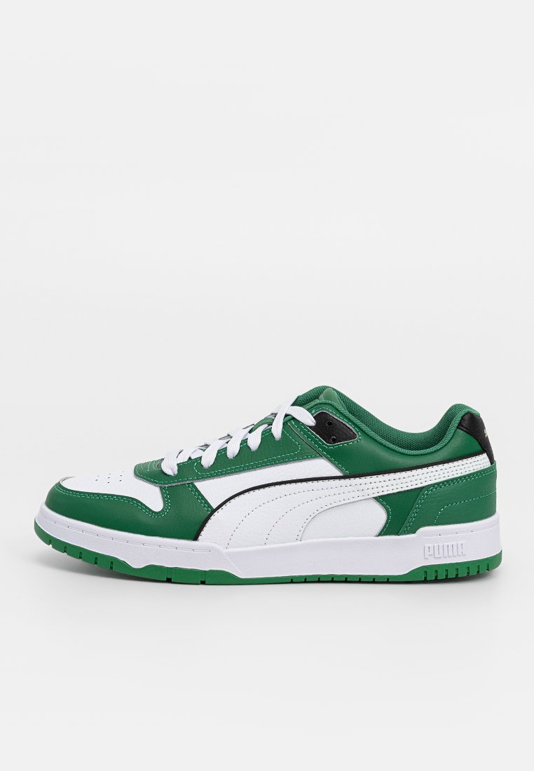 Niskie sneakersy w zielono-białej skórze z białymi sznurowadłami, perforowanym obszarem na palcach oraz detalami logo na podeszwie i pięcie.