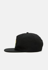 Svart baseballcaps med flat skygge, med fargerik brodert design på siden, laget av teksturert bomullsmateriale.