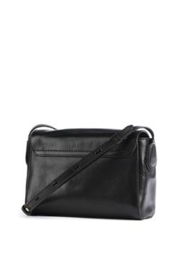 Borsa a tracolla nera in pelle con forma rettangolare, tracolla regolabile e superficie liscia. Un taschino anteriore con dettagli di cucitura.