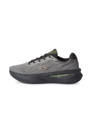 Grauer und schwarzer Sportschuh mit grünen Akzenten, Mesh-Obermaterial, Schnürverschluss und dicker gepolsterter Sohle mit der Aufschrift "Lite Foam" an der Seite.