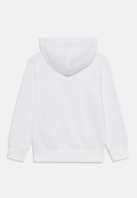 Sudadera blanca con capucha y mangas largas, un bolsillo tipo canguro, y puños y dobladillo acanalados. Tejido suave sin patrones o acentos visibles.