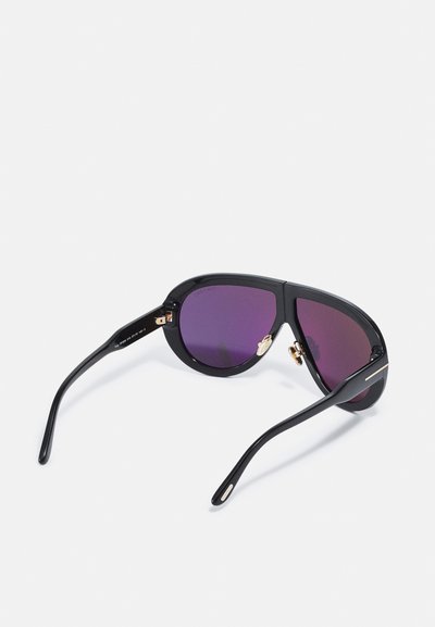 Occhiali da sole neri con lenti viola a gradiente, design a scudo arrotondato e accenti in oro sulle tempie e sui cuscinetti del naso.
