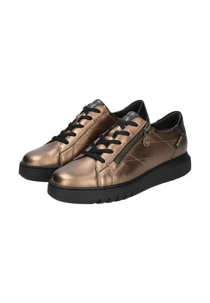 Baskets métalliques en bronze avec des accents noirs, dotées d'un dessus à lacets, d'une fermeture éclair sur le côté, d'une surface texturée et d'une semelle en caoutchouc noir flexible.