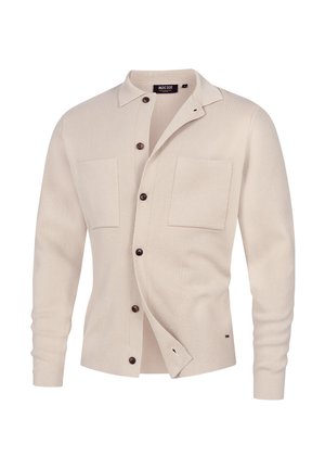 Cárdigan de punto beige con cuello de camisa, dos bolsillos en el pecho y botones marrones. La tela tiene una textura suave y un diseño ajustado.