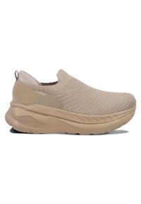Beige Slip-On-Sportschuh mit strukturiertem Strick-Obermaterial, leichtem, gepolstertem Sohlen und einer Schlaufe an der Ferse für ein einfaches Anziehen.