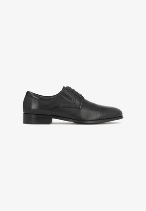Scarpa da uomo in pelle nera stile oxford con punta a cappuccio, chiusura frontale con lacci e tacco basso impilato, mostrata di profilo su sfondo bianco.