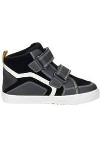 Zapatilla alta en negro y gris, con dos correas de velcro, material texturizado, detalles en blanco y una etiqueta amarilla en el talón.
