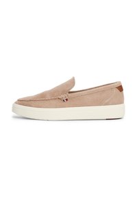 Beige semskede slip-on sko med en glatt tekstur, hvit gummisåle, og en liten lærdetalj ved hælen. Har sømdetaljer.
