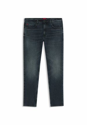 Mörkblå denimjeans med rak passform, fem fickor, lätt blekning och röd etikett detalj på midjebandet. Midjehögt snitt.