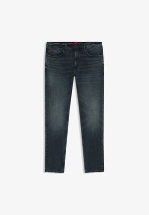 Mørkeblå denim jeans med lige pasform, fem lommer, let slidte områder og rød etikette detalje på taljebåndet. Mellemhøj talje design.