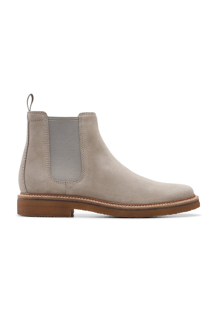 Graue Wildleder Chelsea-Stiefel mit elastischen Seitenpaneelen und einer braunen Ledersohle. Verfügt über eine abgerundete Zehenpartie und eine Zuglasche für einfachen Einstieg.
