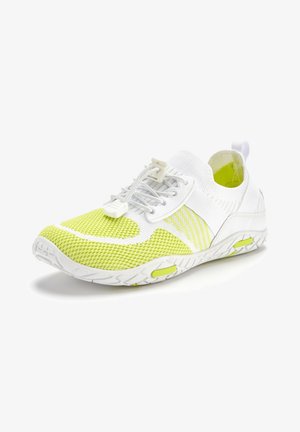 Leichte Sportschuhe mit einem weißen Strickobermaterial und neon-gelben Netzpaneelen, ausgestattet mit einem elastischen Schnürsystem und einer strukturierten Gummisohle.