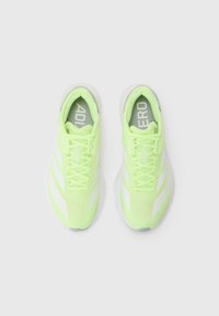 Scarpe da atletica verde lime con tomaia in rete, strisce bianche e lacci testurizzati. Presentano una suola ammortizzata e una soletta con marchio.