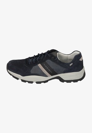 Marineblaues Laufschuh mit Wildleder- und Mesh-Einsätzen, gepolstertem Kragen, schwarzem Zwischensohlenteil und strukturiertem Gummilaufsohle.