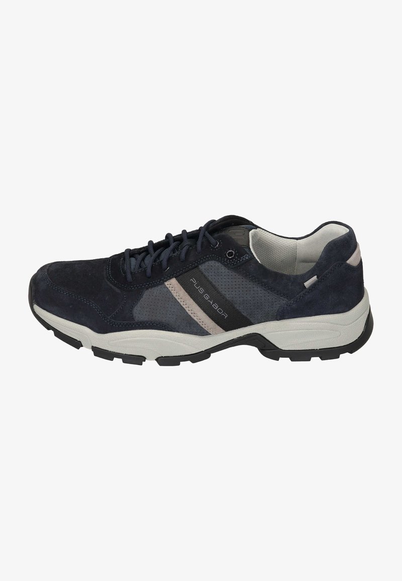 Marineblauwe sport schoen met suède en mesh panelen, inclusief een gevoerde kraag, zwarte tussenzool en een gestructureerde rubberen buitenzool.