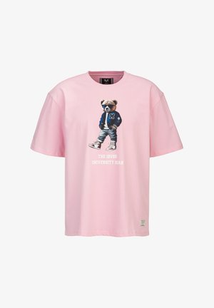 Lichtroze T-shirt met afbeelding van een beer die een zonnebril draagt, een blauw varsityjack, spijkerbroek, sneakers en de tekst "THE 19V69 UNIVERSITY BEAR."
