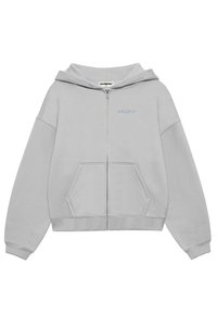Ljusgrå zip-up hoodie i mjukt tyg, med huva, framfickor och en diskret broderad logga på vänster bröst.