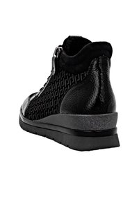 Bottines noires avec un corps en tissu texturé, des accents en cuir verni, un bout arrondi et une semelle noire chunky et texturée. Présentent une fermeture éclair sur le côté.