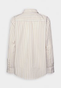 Langarmhemd in Creme mit hellbraunen vertikalen Streifen. Verfügt über einen Button-Down-Kragen und Knopfmanschetten. Weiches, glattes Material.