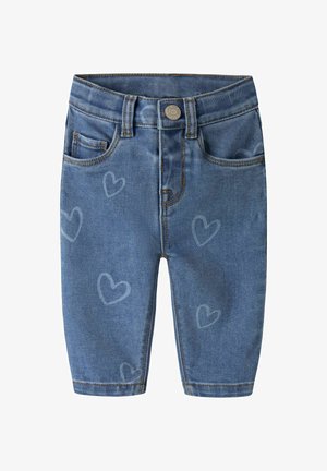 Jean en denim bleu pour tout-petit avec poches cousues, fermeture à bouton, passants de ceinture, et motifs légers en forme de cœur sur le tissu.