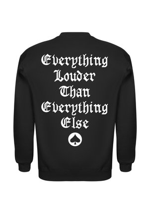Schwarzer Sweatshirt mit weißem gotischem Text "Everything Louder Than Everything Else" und einem Pik-Symbol unter dem Text auf der Rückseite.
