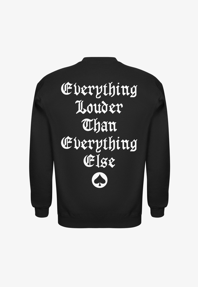 Sweat-shirt noir avec un texte gothique blanc indiquant « Everything Louder Than Everything Else » et un symbole de pique sous le texte au dos.
