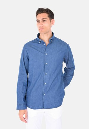 Camicia in denim blu medio con maniche lunghe, colletto standard e bottoni bianchi, caratterizzata da una vestibilità comoda e una texture morbida.