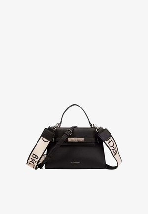 Sac à main en cuir noir texturé avec fermoir argenté, poignée supérieure et sangle blanche large amovible avec texte noir "BY CHABRAND".