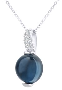 Collana in argento con un pendente sferico blu scuro e una chiusura decorativa con piccoli stones trasparenti e una finitura liscia.