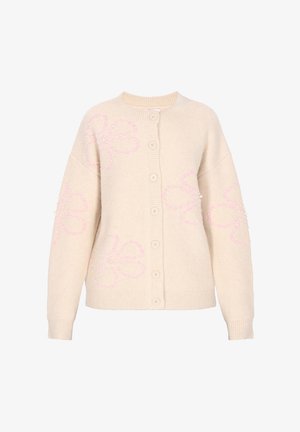 Cremefarbener Strickcardigan mit rosafarbenen, mit Perlen besetzten Blumenmustern und Perlenakzenten. Er hat einen runden Ausschnitt und eine Verschlussleiste mit Knöpfen vorne.