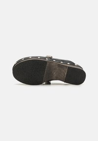 Toga Clogs - black