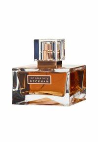 Transparent glasparfymflaska med kvadratisk botten, mörk bärnstenfärgad vätska, guldfärgade detaljer och ett fasetterat Lock. Etiketten visar "intimately BECKHAM."