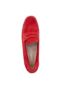 Rote Wildleder-Slipper im Mokassin-Stil mit gestickten Details. Verfügt über eine weich gepolsterte Innensohle und ein gestreiftes Futter, das innen sichtbar ist.