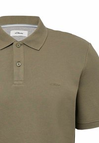 Olivgrünes Poloshirt aus strukturiertem Stoff, mit einer Knopfleiste mit zwei Knöpfen und gesticktem Logo auf der Brust. Mit klassischem Kragen.
