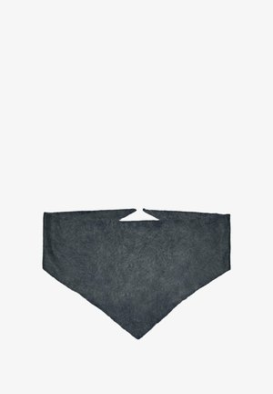 Mørkegrå trekantet tørklæde lavet af blødt, struktureret stof med spidse ender. Tørklædet har et enkelt, minimalistisk design.