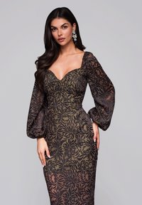 Schwarzes langes Kleid mit floralem Muster, transparenter, puffiger Ärmel und tiefem V-Ausschnitt. Der strukturierte Stoff mit taillierter Silhouette betont die Taille.