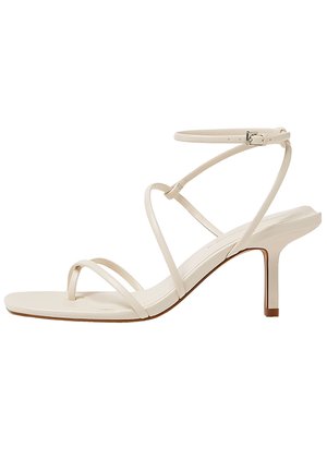 Beige sandal med stropper, firkantet tå, tynd ankelrem med spænde og mellemhøj konisk hæl.