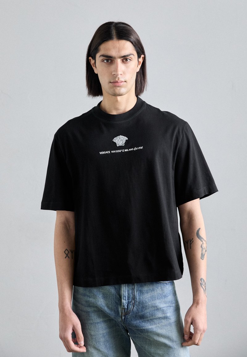 Versace - COMPACT MEDUSA BRANDING EMBROIDERY - Camiseta estampada - black, Ampliar
