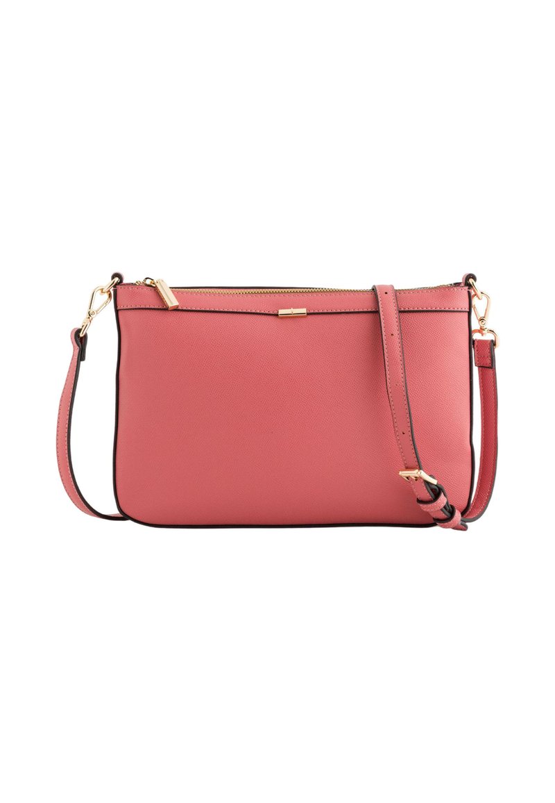 Różowa skórzana torba crossbody z zamkiem błyskawicznym, złotymi akcentami, smukłą sylwetką i regulowanym paskiem. Czarne wykończenie wzdłuż krawędzi.