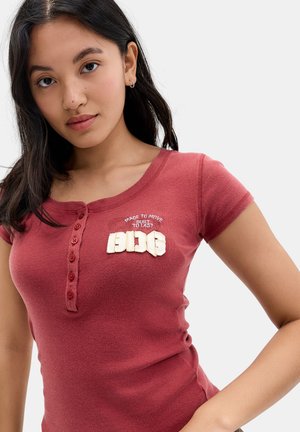 BDG Urban Outfitters, Тениска с щампа - red