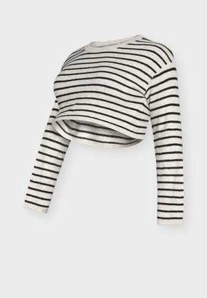 Ręcznie szydełkowany krótki sweter z długimi rękawami, zdobiony poziomymi czarnymi paskami na kremowym tle i okrągłym dekoltem.