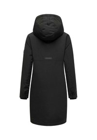 Parka noire avec capuche, manches longues et texture lisse. Présente un logo au dos et une coupe droite, conçue pour la chaleur et la couverture.